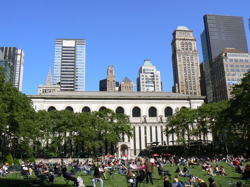 Bryant Park: La New York Public Library vu du Bryant Park